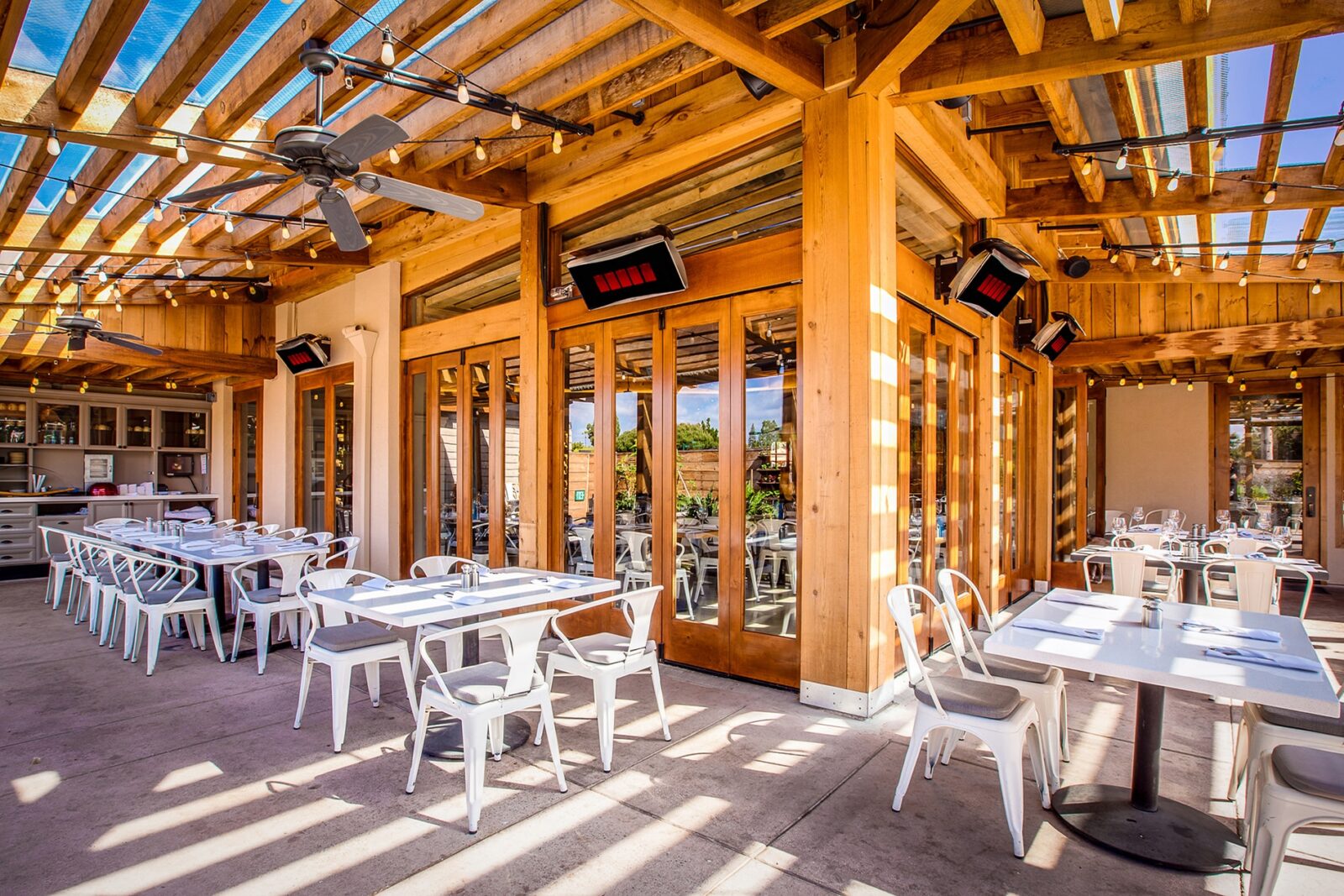 Calefactores de gas para exteriores en la terraza de un restaurante