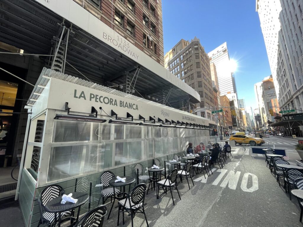 Restaurante neoyorquino con comedor exterior